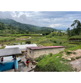 Station de lavage du café et ses cuves de traitement, district de Rutsiro, Rwanda