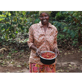 Productrice de café de l'association BOFA à Bufumbo, Ouganda, avec sa récolte de cerises